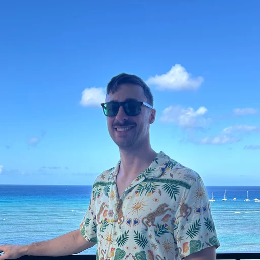 Portrait de Simon, auteur du guide